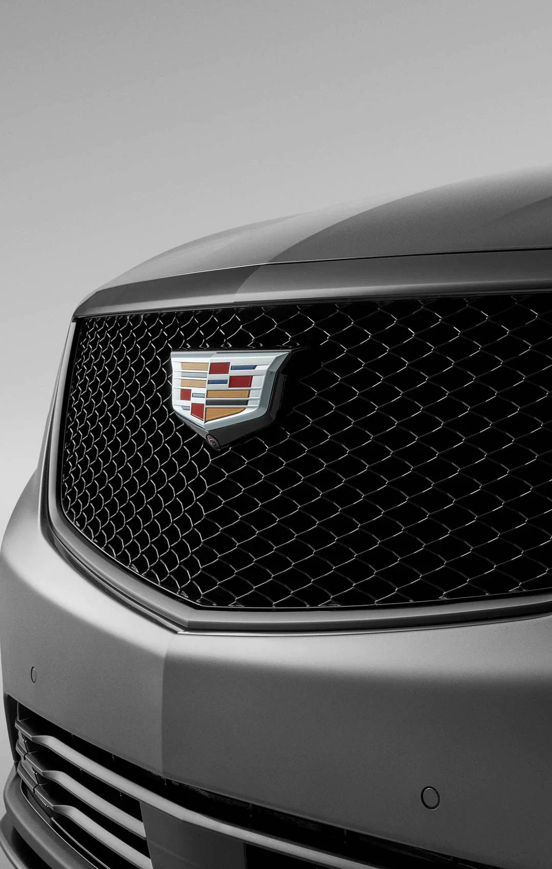 Integra la elegante parrilla en color negro con cámara para Cadillac XT5 2024, SUV familiar